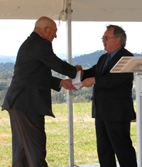 John Mckay thanks Bob Winnel for his contribution to go towards the Visitors Centre.