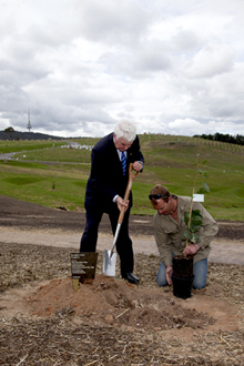 Major General Michael Jeffery and Curator Adam Burges.
