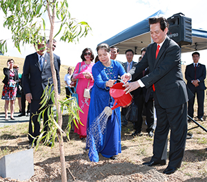 PM Vietnam planting Hickory wattle. Photo by L Taafe