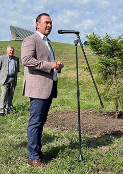 Ricky Stuart giving a speech