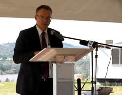 Chief Minister Jon Stanhope addressing guests at Voices of the Forest event.
