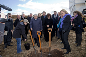 Emma De Landra (Snr Horticulturalist at the NAC), His Excellency Mr Demetris Christofias, the First Lady, Mrs Elsie Christofia and the Chief Minister Katy Gallagher planting the Golden Oak.