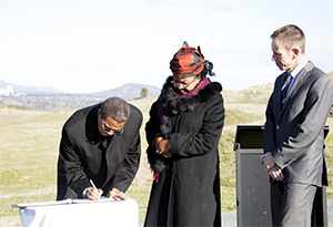 Pres Tanzania, wife, Min Rattenbury signing crop
