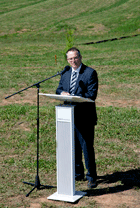 ACT Chief Minister Jon Stanhope MLA addressing attendees at the planting ceremony. Click for larger image.