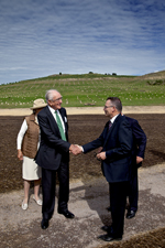 Jon Stanhope greeting Malcolm Fraser at the Arboretum