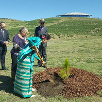 Her-Excellency-Daw-Aung-San-Suu-Kyi-planting
