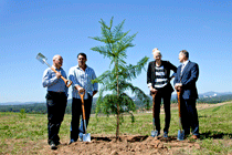 A chance to chat with shovels in hand for sports stars (left to right) Robert de Castella, Mal Meninga, Lauren Jackson and David Campese at the tree planting ceremony. Click for larger image.
